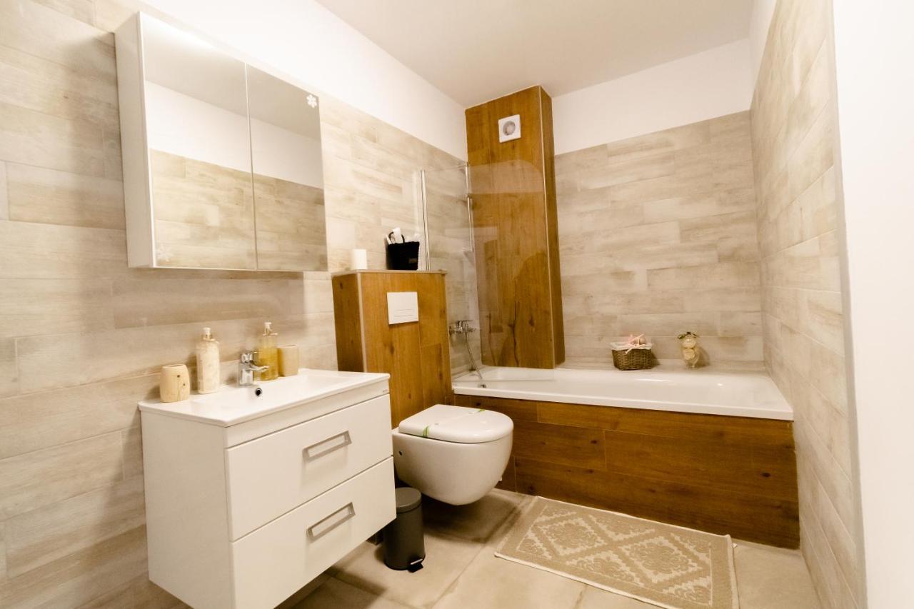 Transylvanian Apt. W/ Lrg. Terrace And Parking - Karpatenhaus Braşov Esterno foto